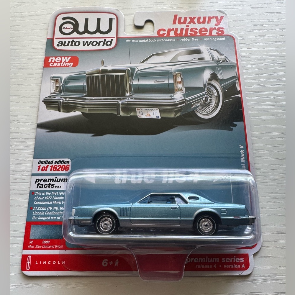 Auto World 1977 Lincoln Continental Mark V Luxury Cruisers - Blue Diamond Bright